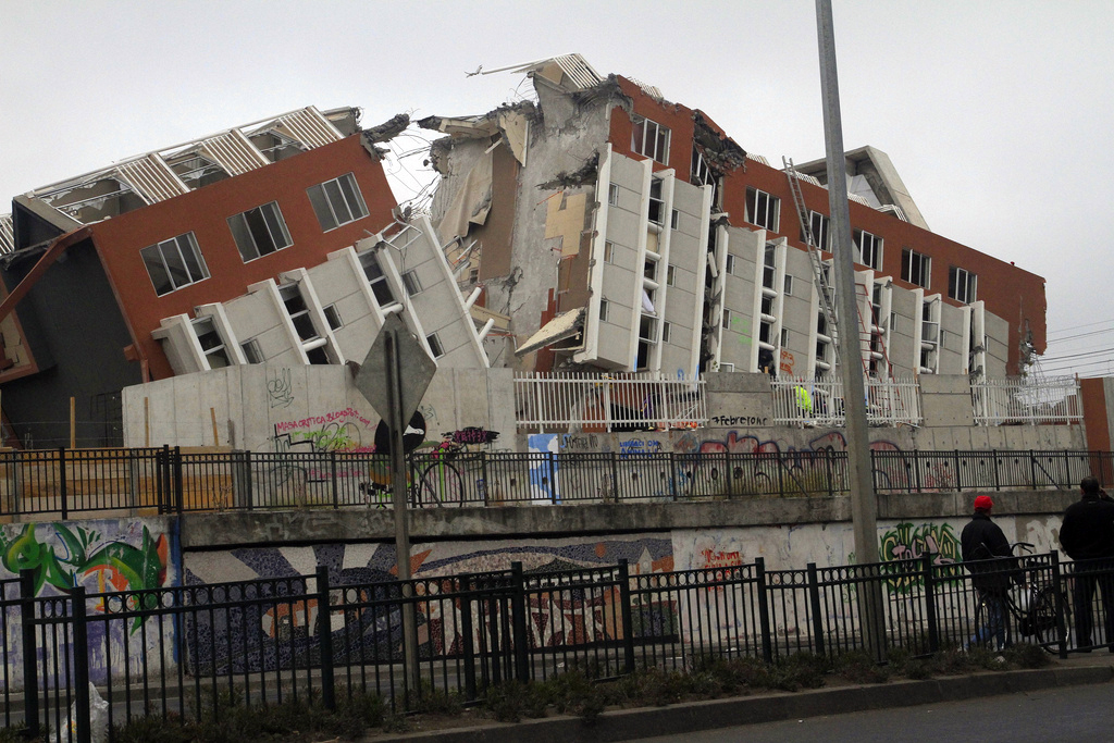2010_Chile_earthquake_-_Building_destroyed_in_Concepción.jpg